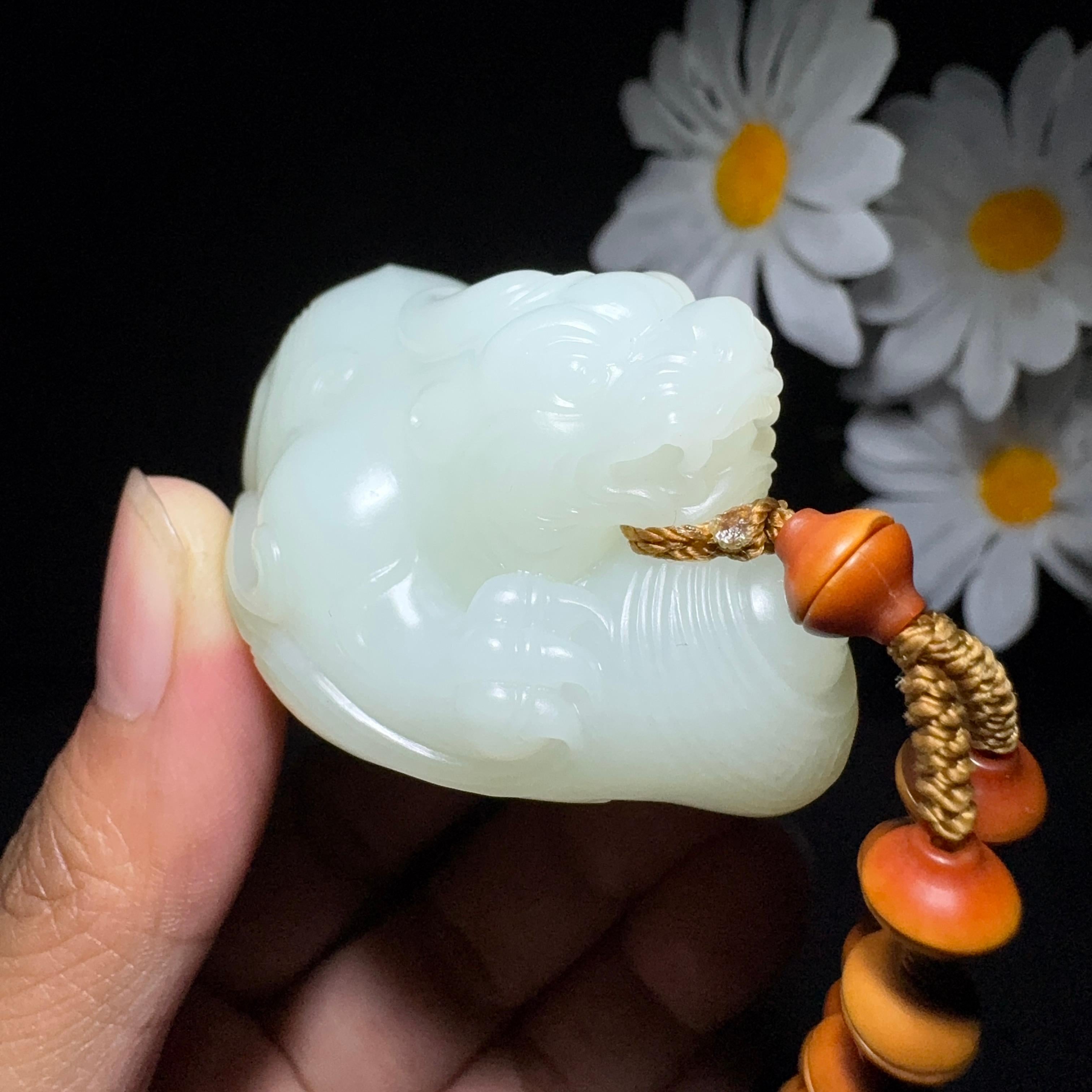 和田玉籽料手把件貔貅（112.0g） – 厚德载玉