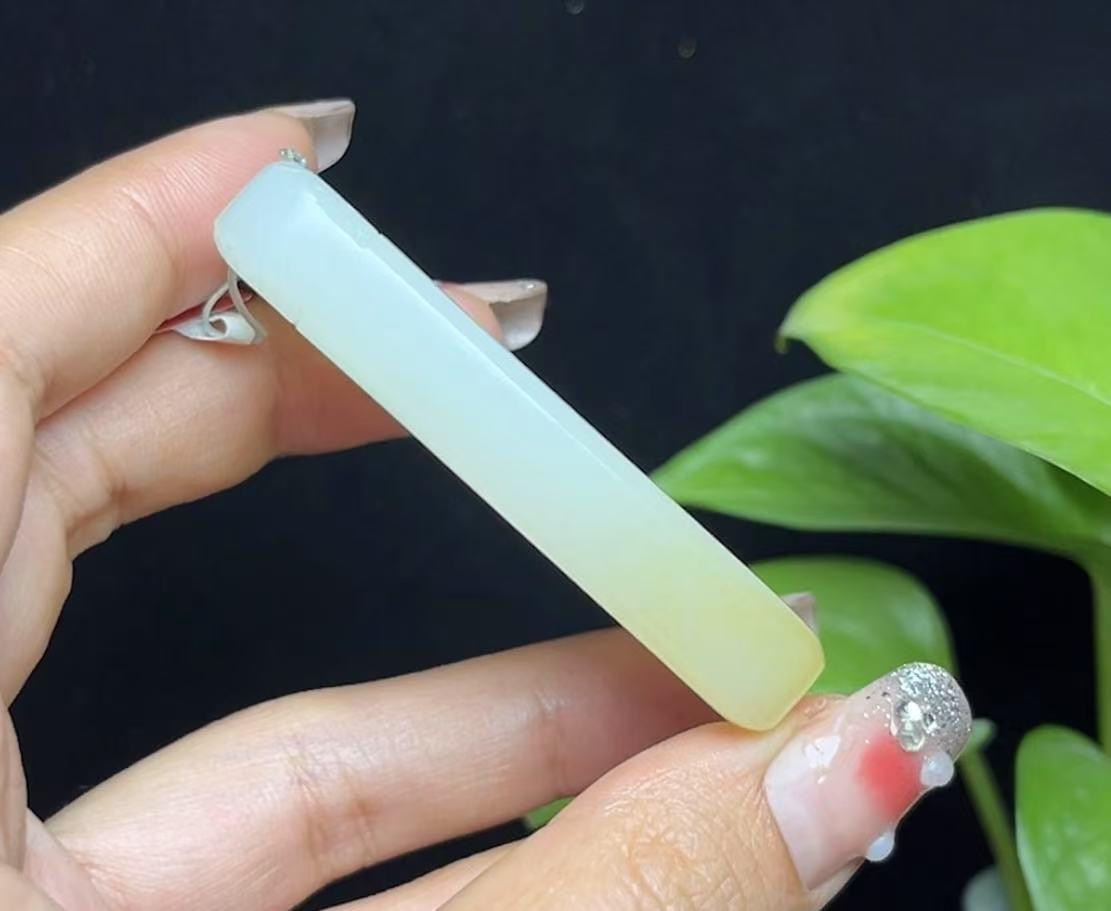 和田玉且末糖羊脂玉平安无事牌（54.1g）