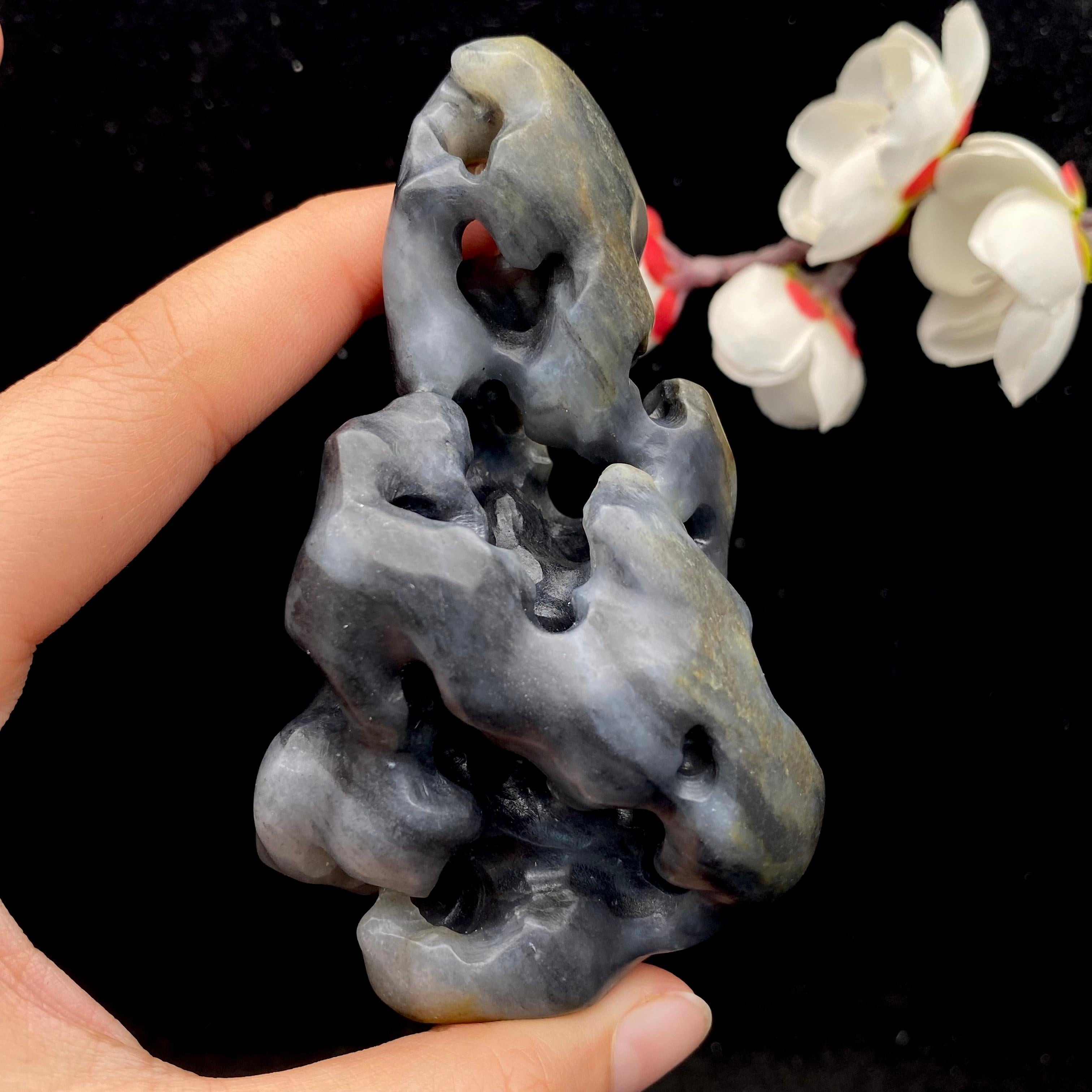 和田玉-青花籽料【镂空太湖石】手把件（140.5g）