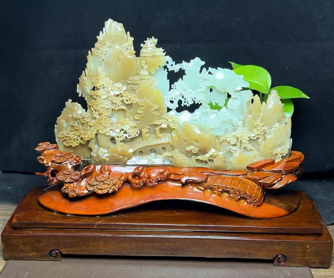 新疆和田玉且末糖山水摆件（2581.0g）