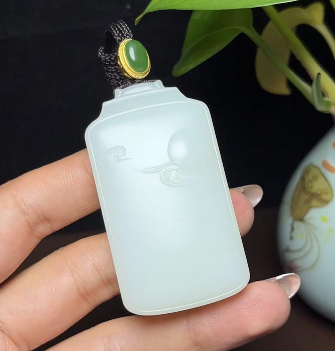 和田羊脂玉指日高升平安无事牌（66.4g）