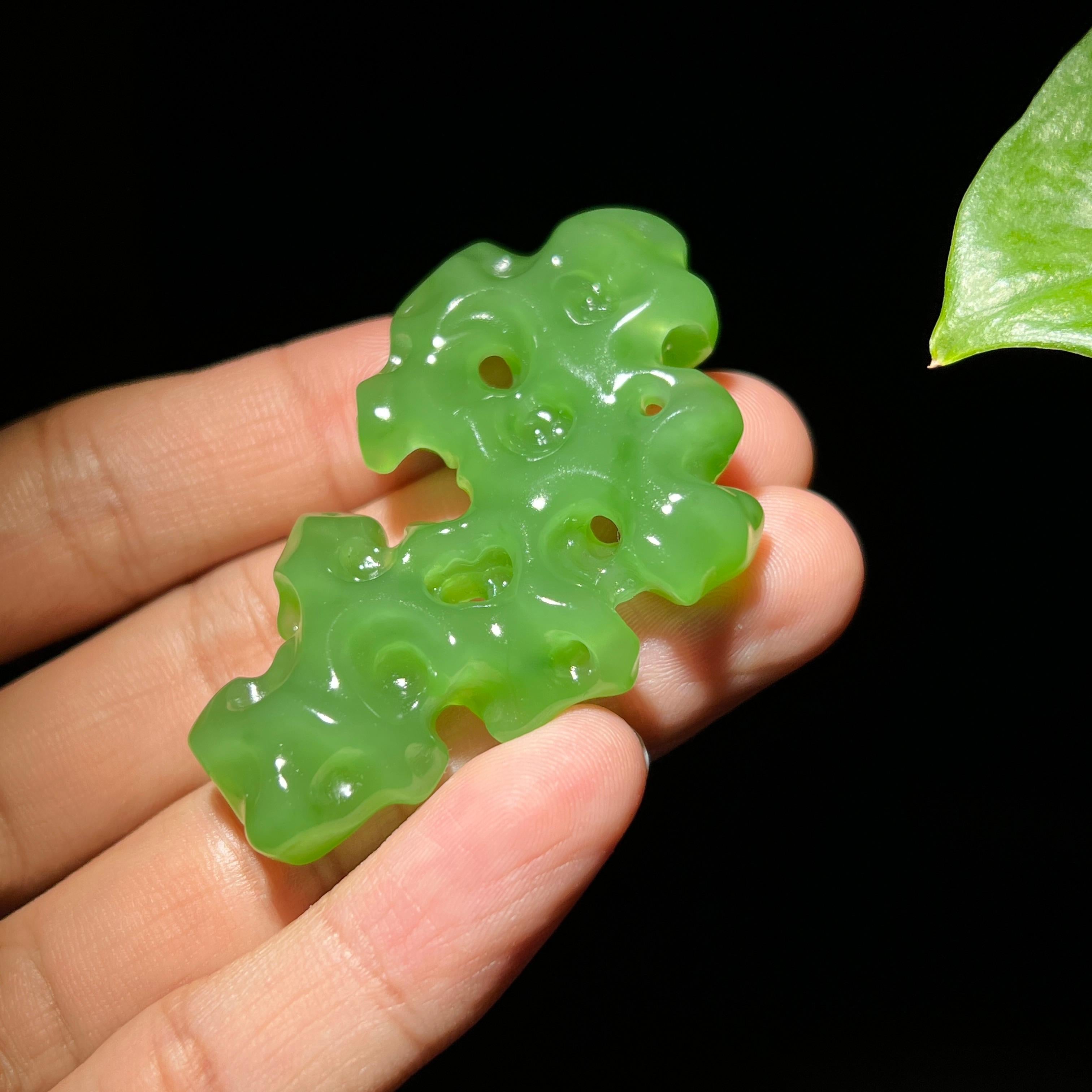 和田玉碧玉冰底苹果绿太湖石挂件（25.2g）