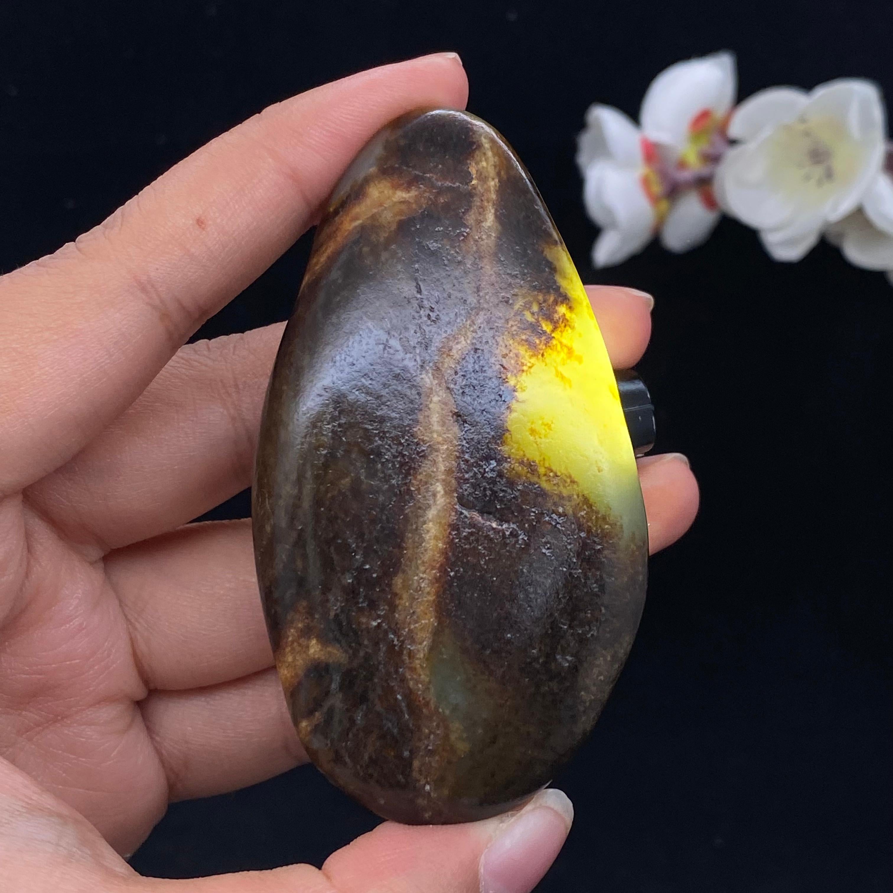 【超值推荐】和田玉聚黄皮籽料小手把件（87.5g）