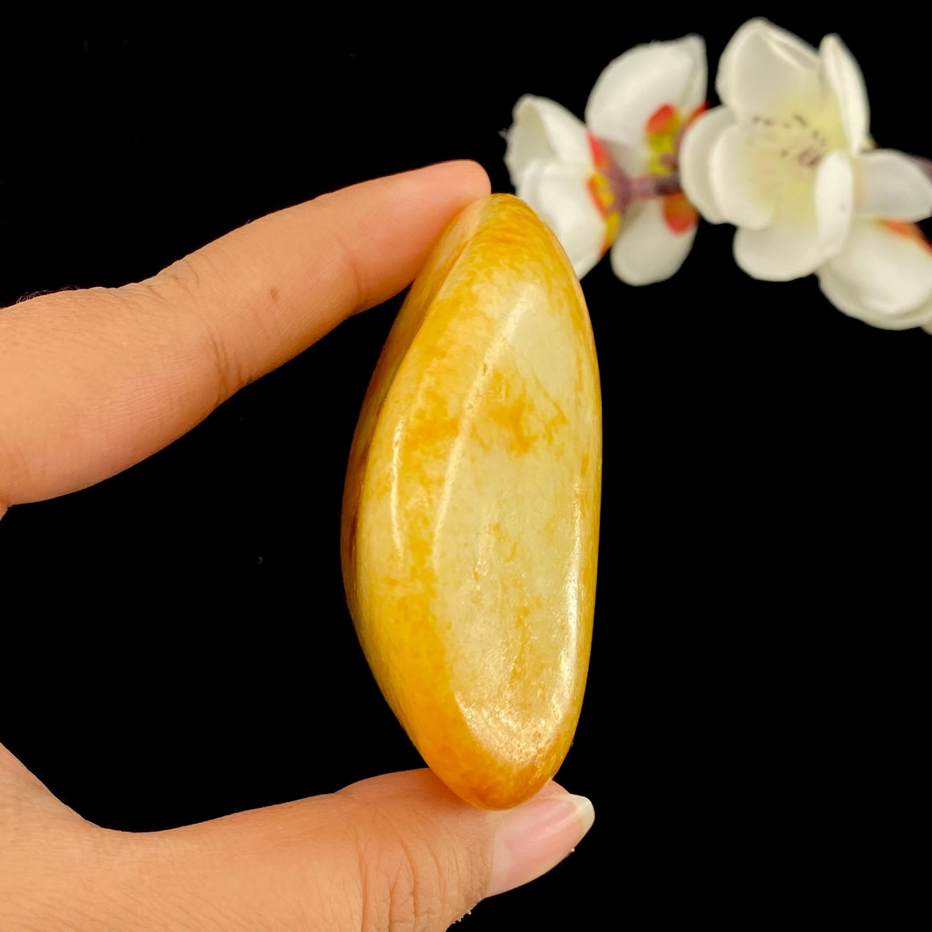 和田玉聚红皮籽料原石（151g）