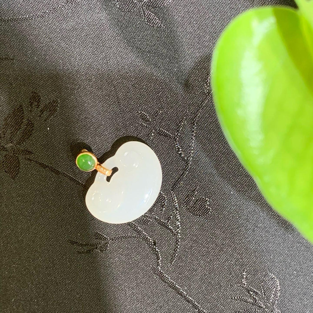 18k金羊脂白玉如意锁吊坠（3.3g）