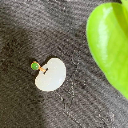 18k金羊脂白玉如意锁吊坠（3.3g）
