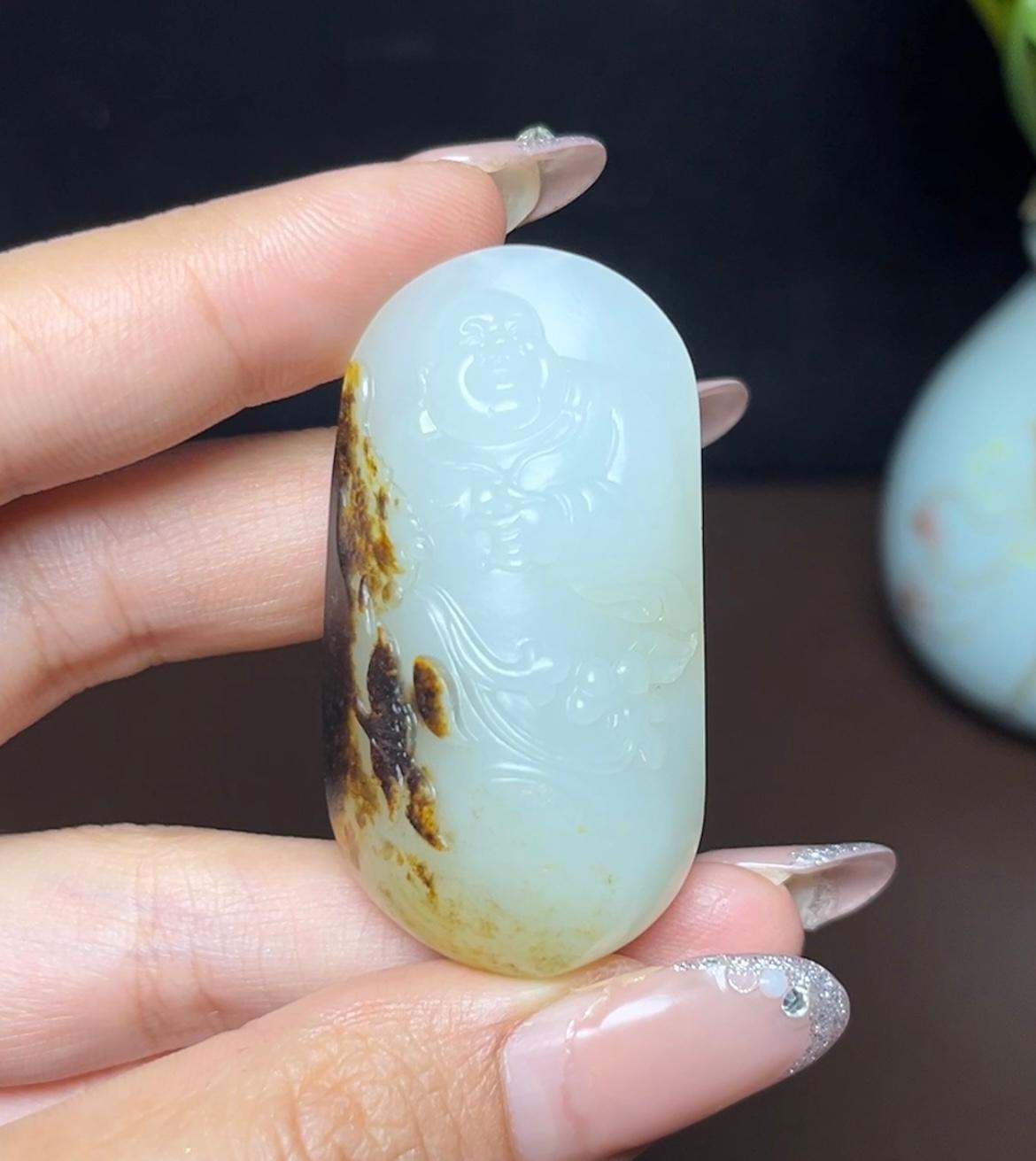 新疆和田玉籽料黑皮白肉佛公（30.0g）