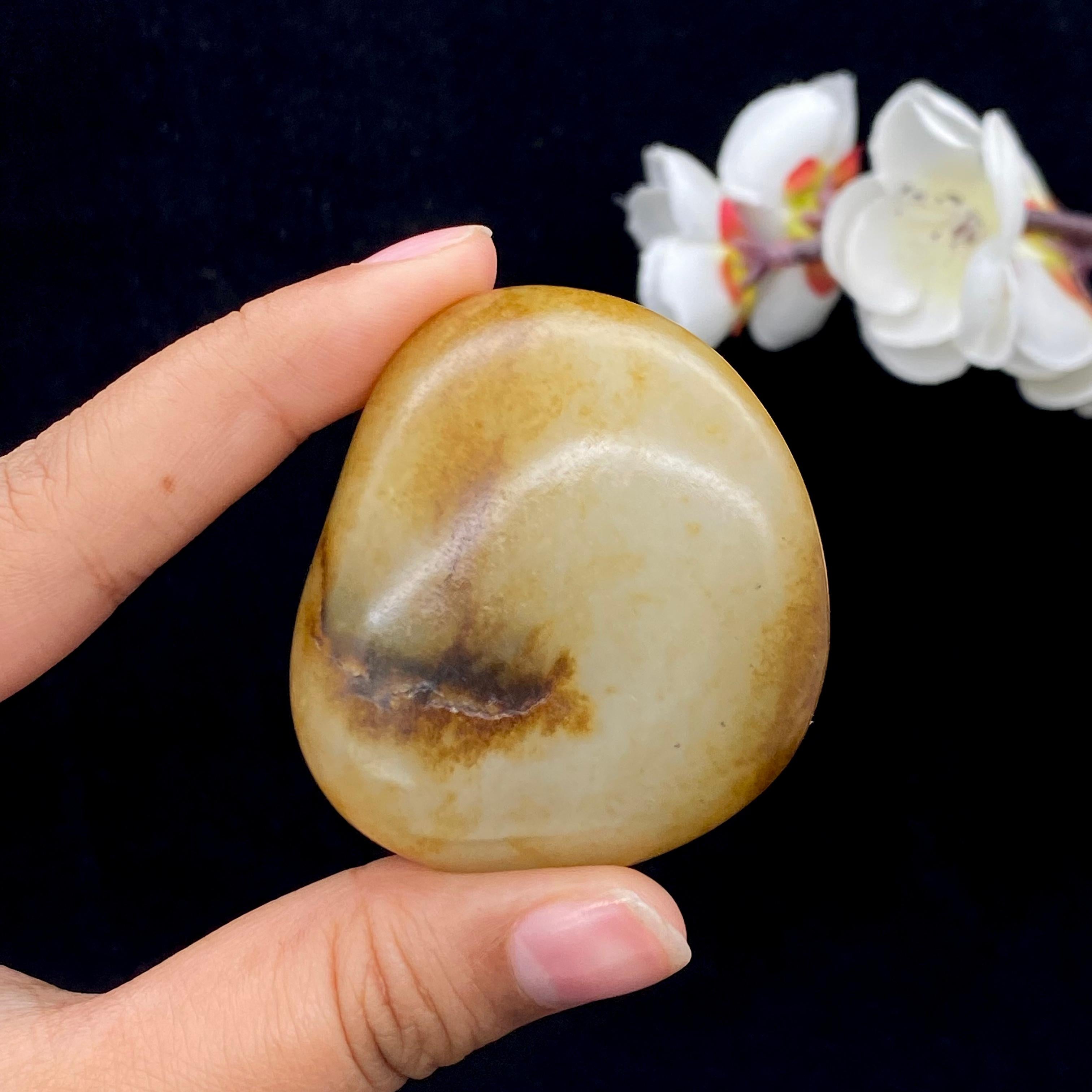 和田玉满洒金皮青花底籽料手把件（94.2g）