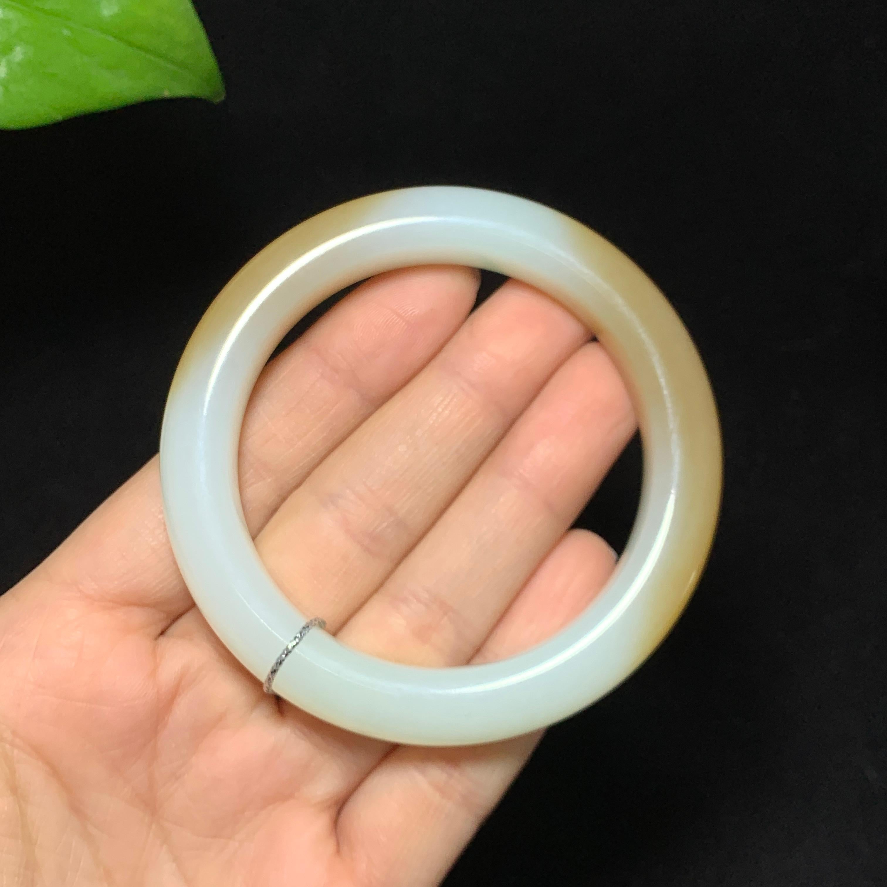收藏级新疆且末糖白玉手镯（61.8g）