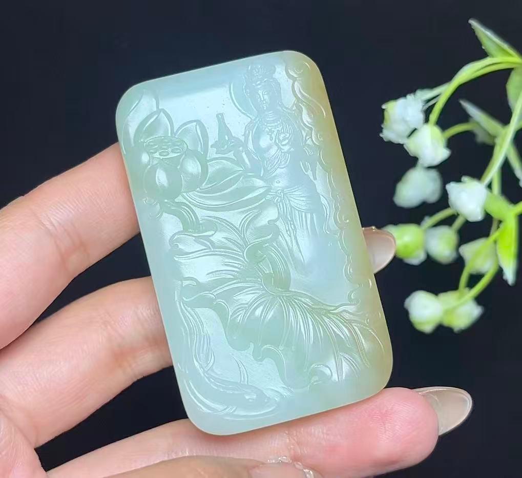 和田玉糖白带翠青莲花观音山水牌（76.2g）