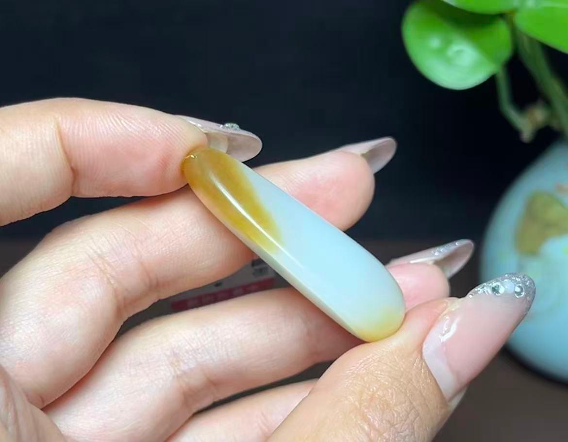 新疆和田玉且末天地糖羊脂玉随形挂件（14.9g） – 厚德载玉