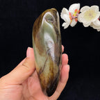 和田玉秋梨黑皮带翠籽料摆件（658.8g）