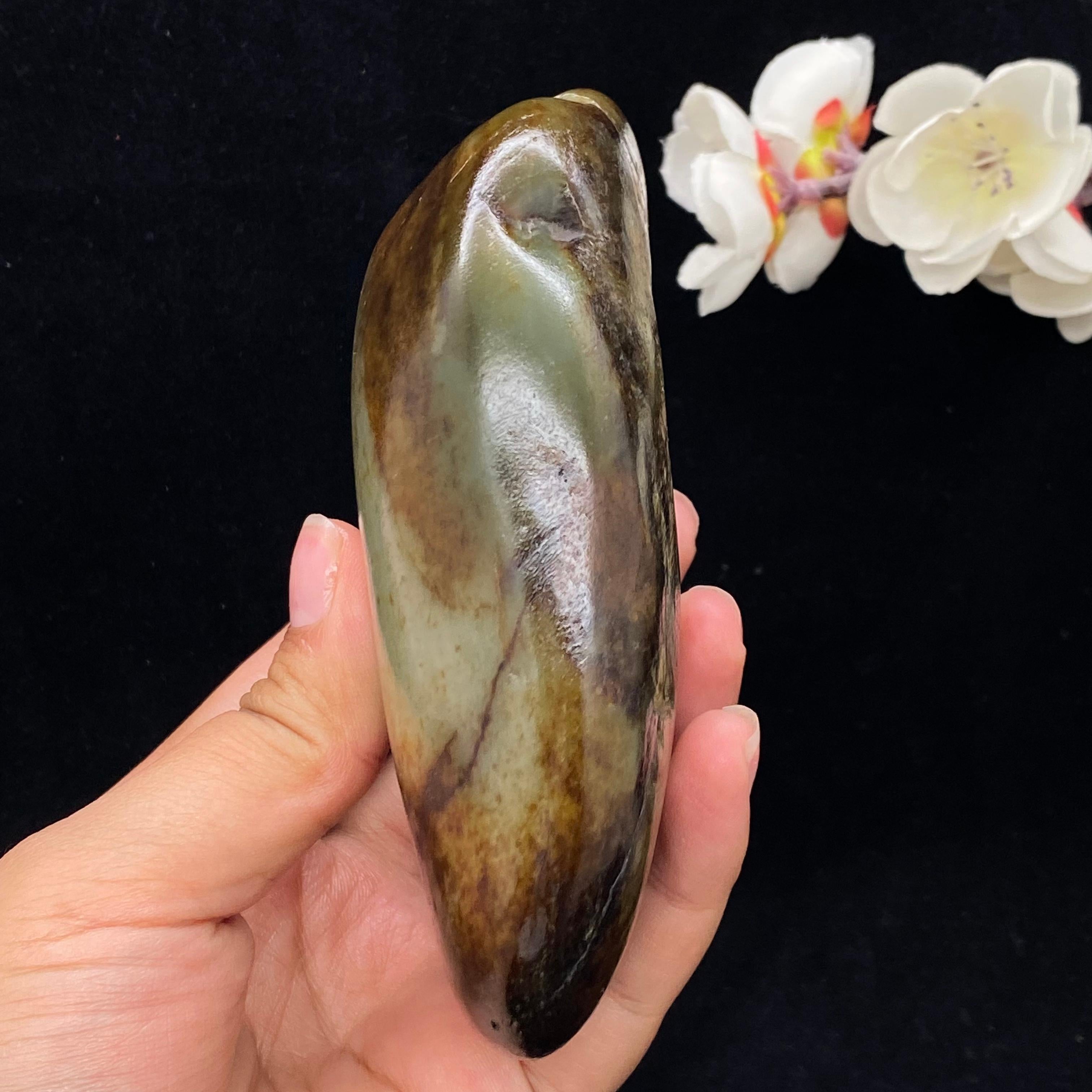 和田玉秋梨黑皮带翠籽料摆件（658.8g）