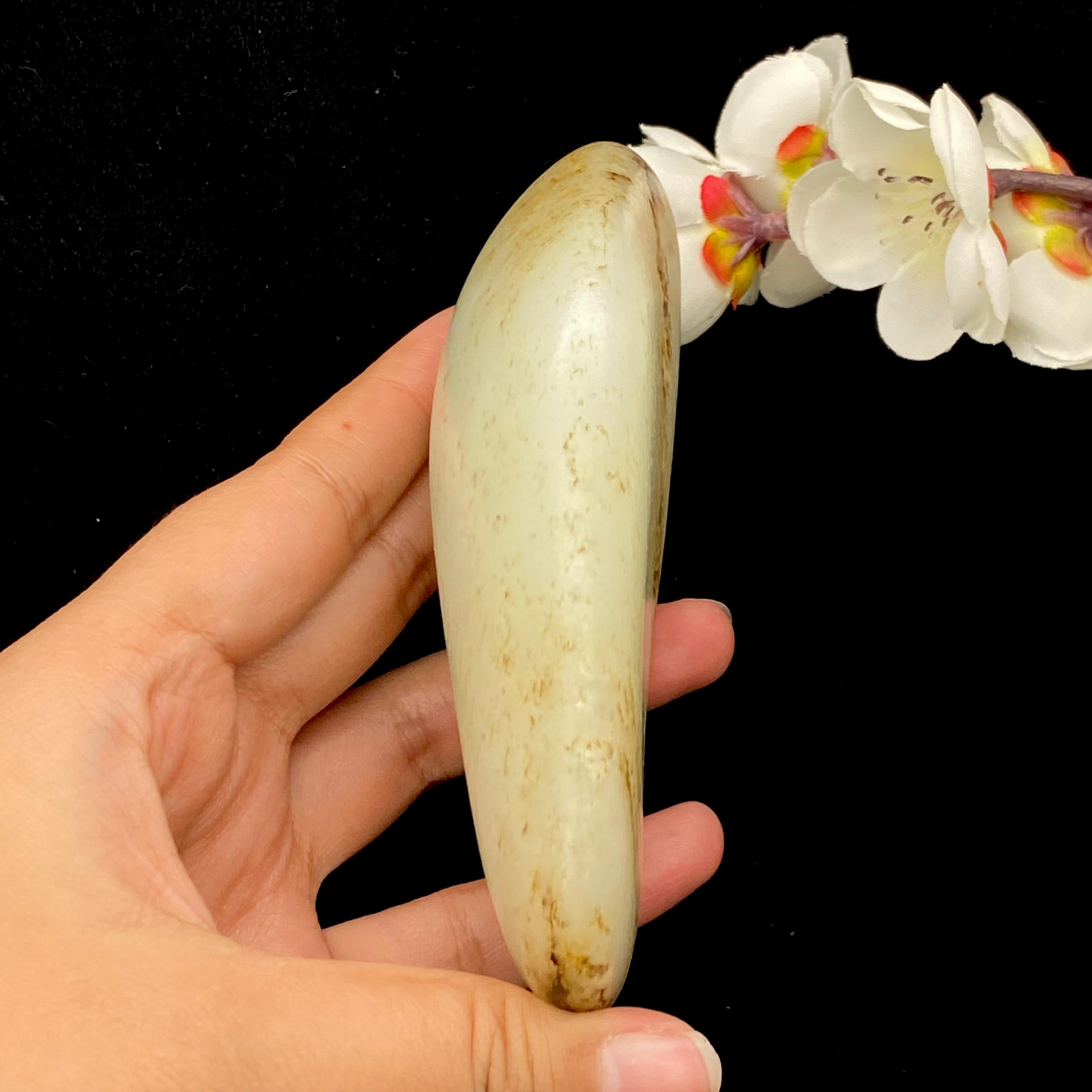 和田玉秋梨皮籽料大手把件（378.8g）