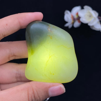 和田玉洒金皮带翠籽料手把件（86.5g）
