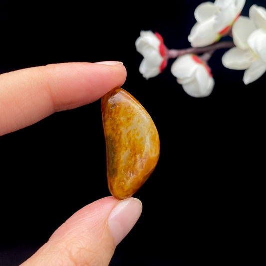 和田玉洒红皮籽料原石（8.7g）