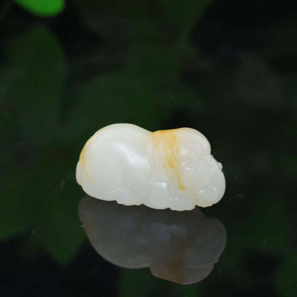 和田玉洒金皮籽料太平有象挂坠（18.1g）