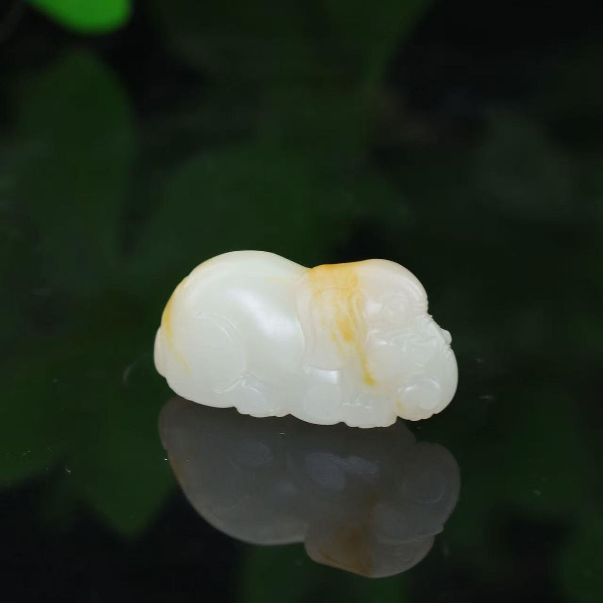 和田玉洒金皮籽料太平有象挂坠（18.1g）