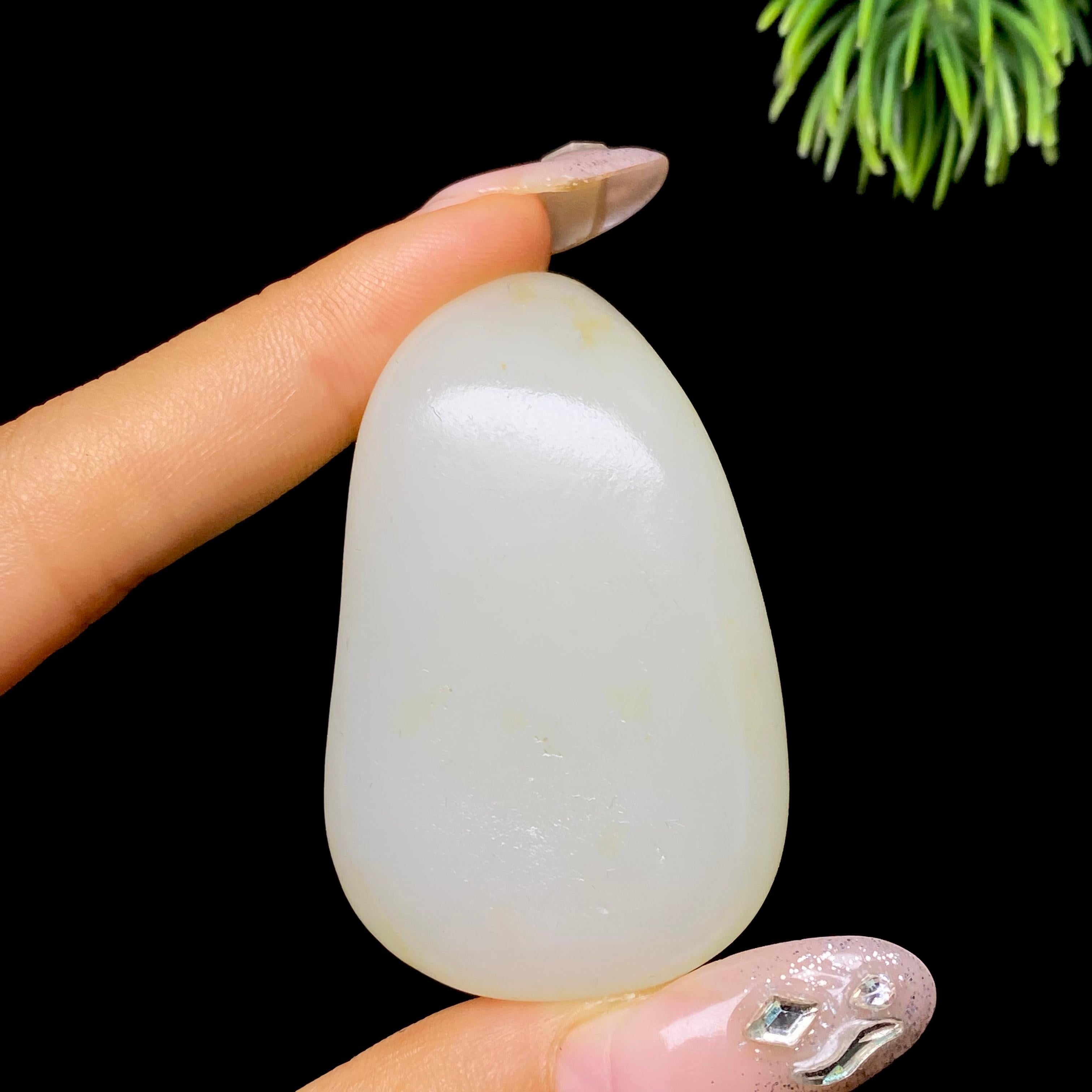 和田玉淡淡洒金皮白肉籽料挂件（57.8g）