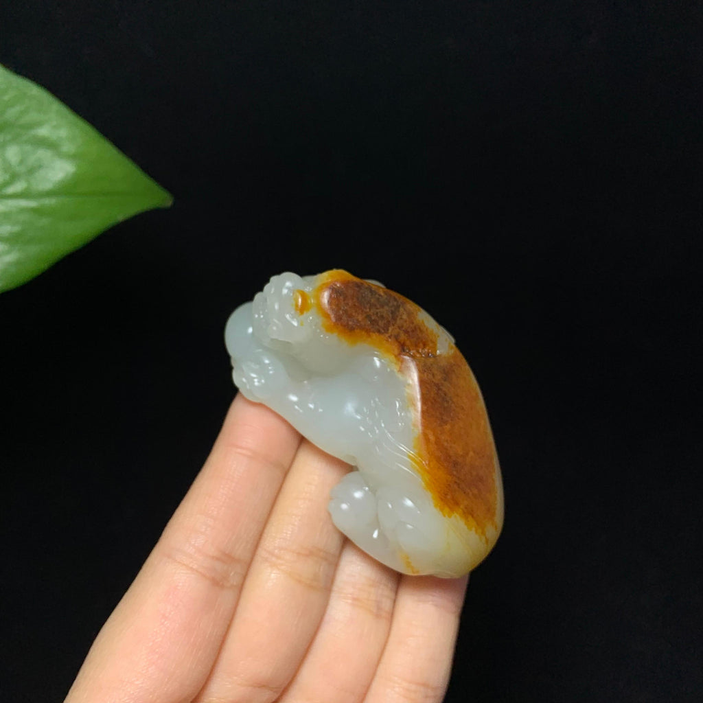 收藏级和田籽料聚红皮白玉貔貅手把件（67.5g）