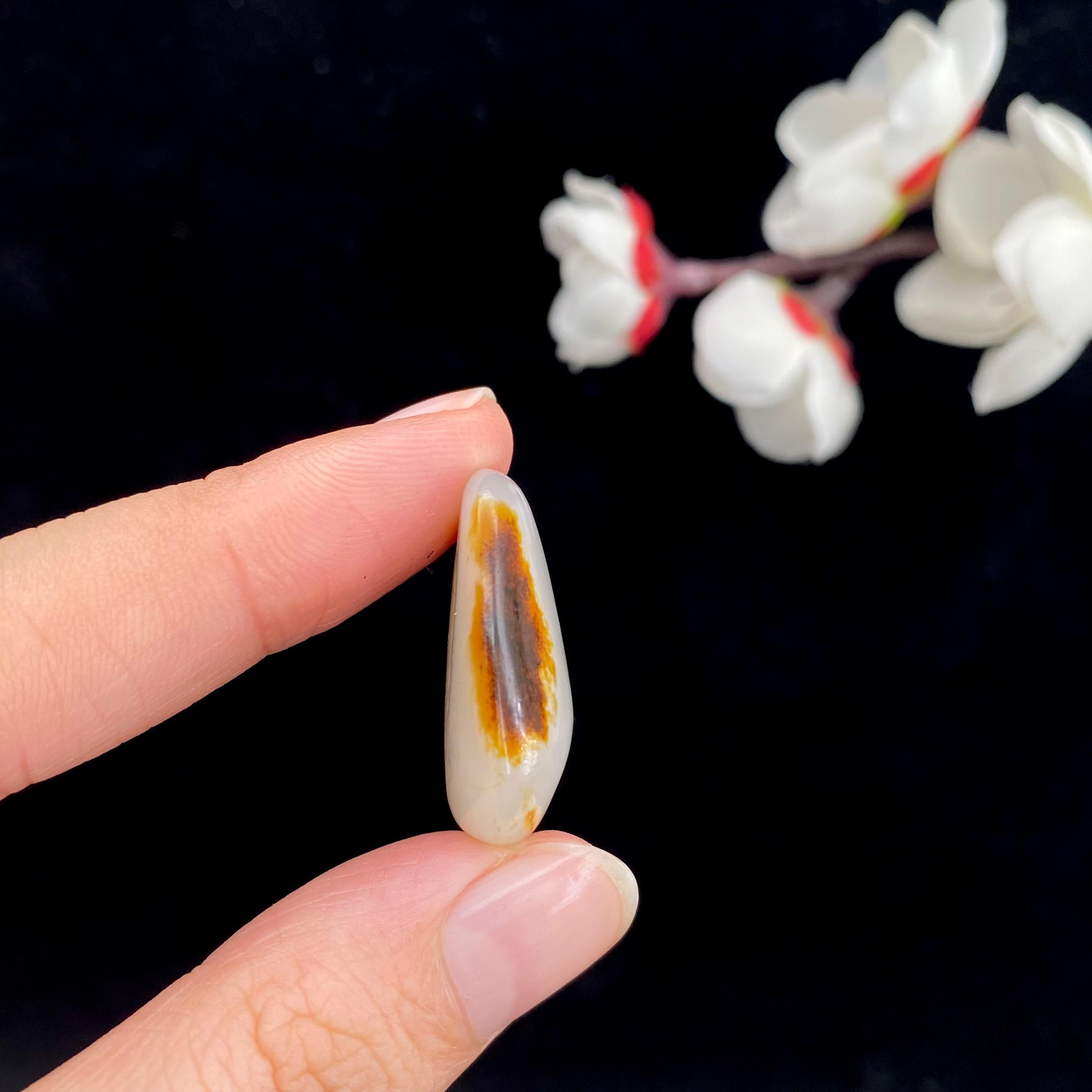 和田玉黑红皮籽料原石（6.5g）