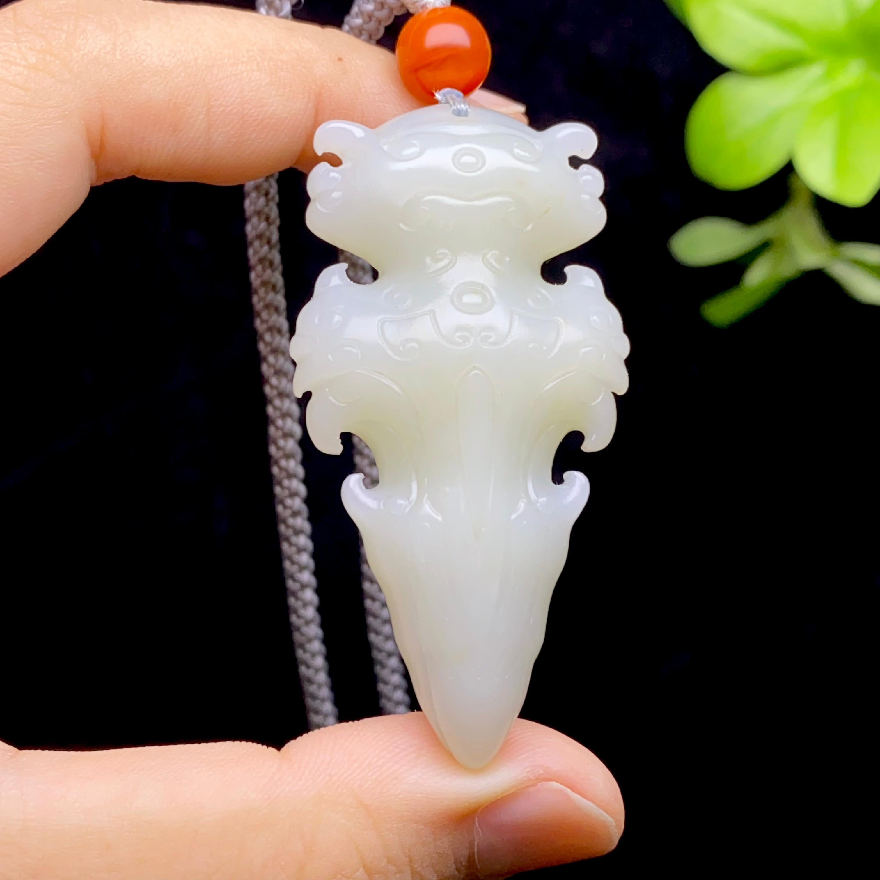 和田玉新疆且末米达料白玉兽面降魔杵（32.2g）
