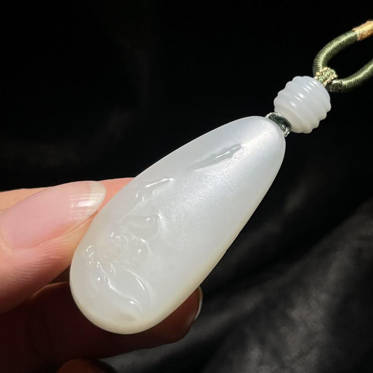 和田玉且末米达料莲花牌（12.7g）