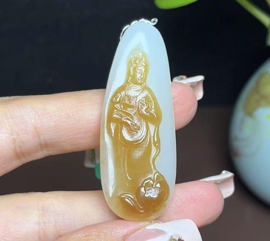 新疆和田玉且末糖白羊脂玉站观音（17.1g）