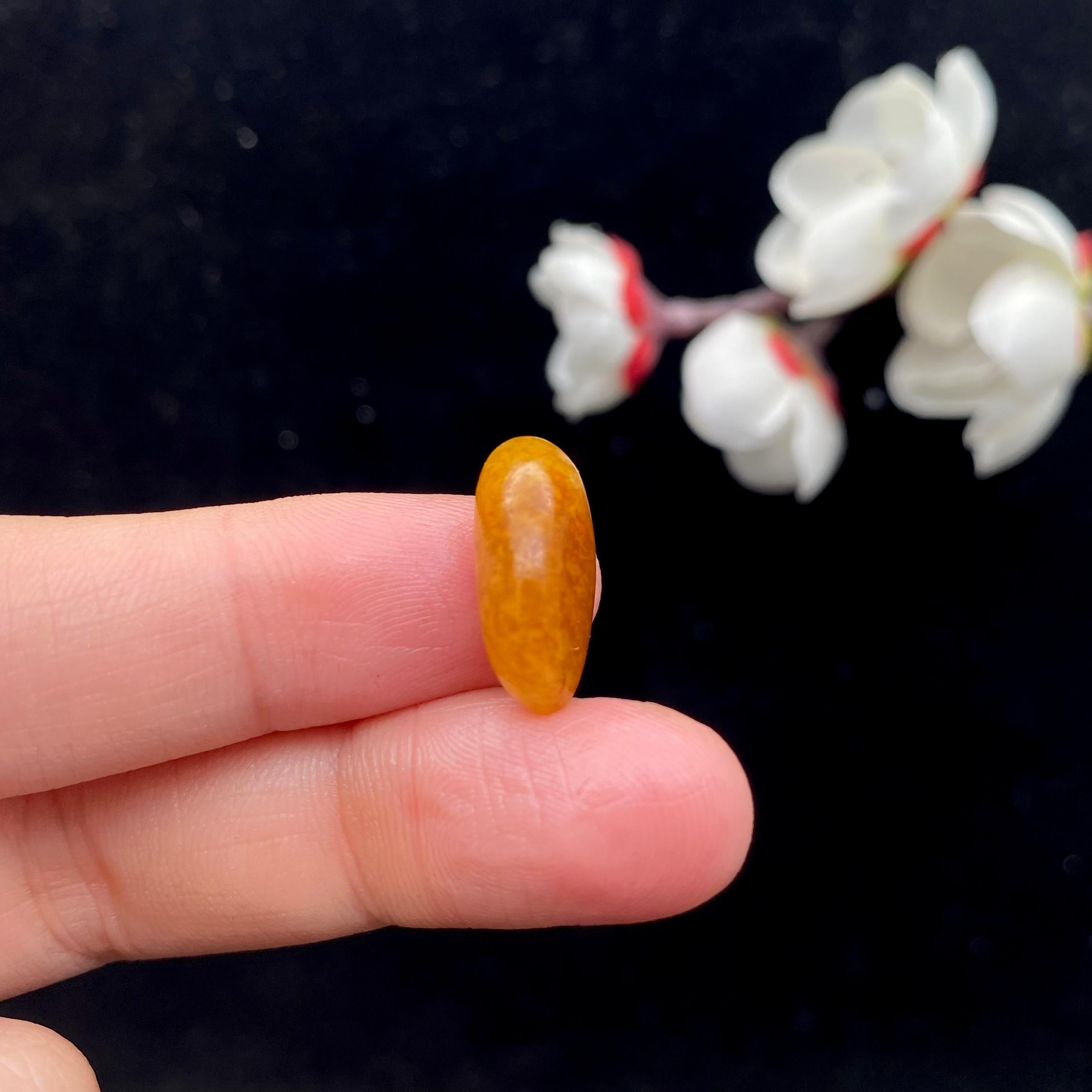 和田玉满黄皮籽料戒面籽（2.1g）