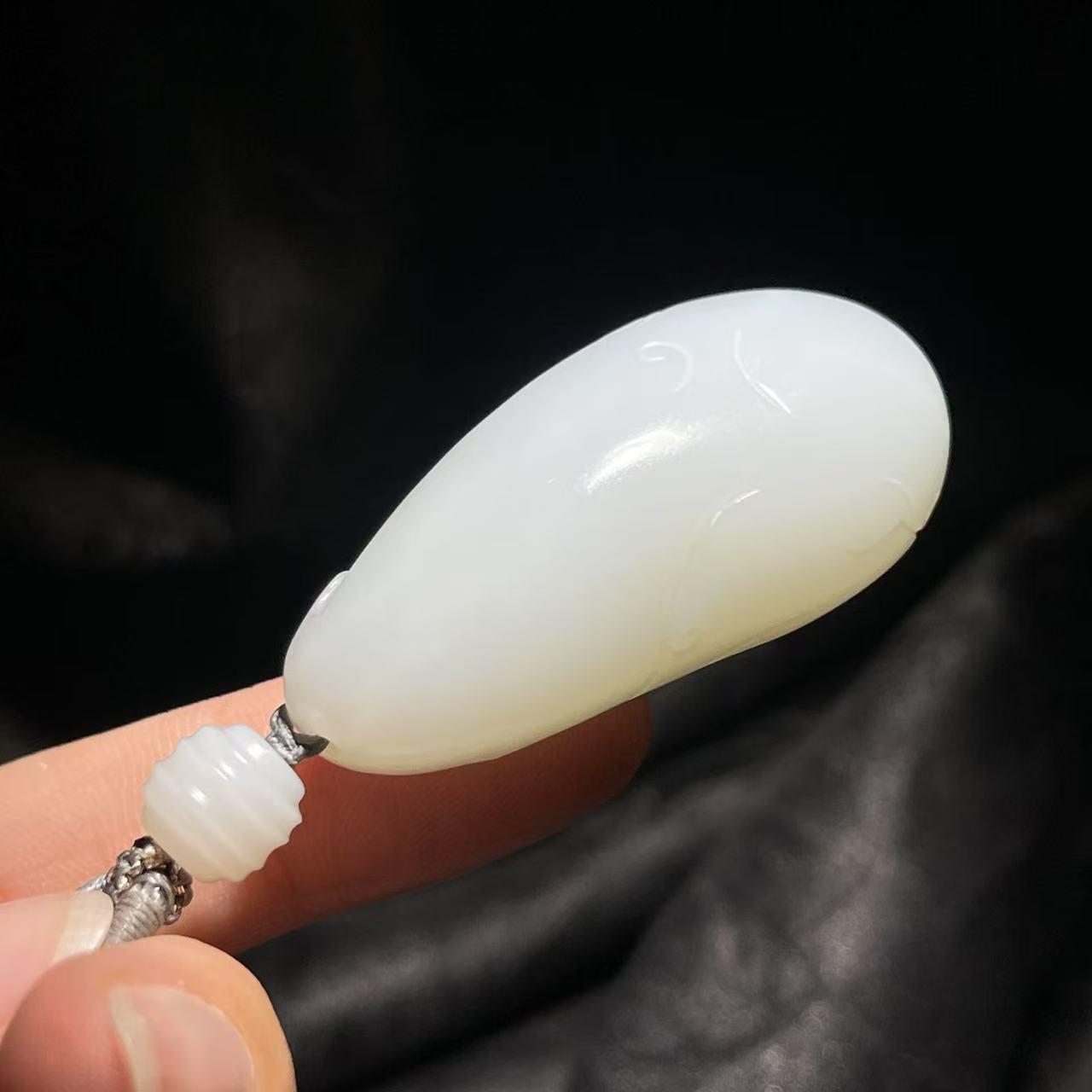 和田玉且末米达料羊脂白玉观音坠（25.8g）