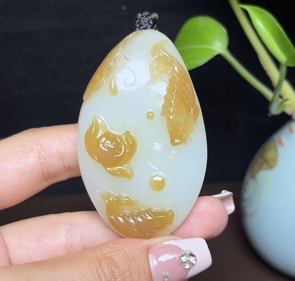 新疆和田玉且末糖白羊脂玉年年有余（66.2g）