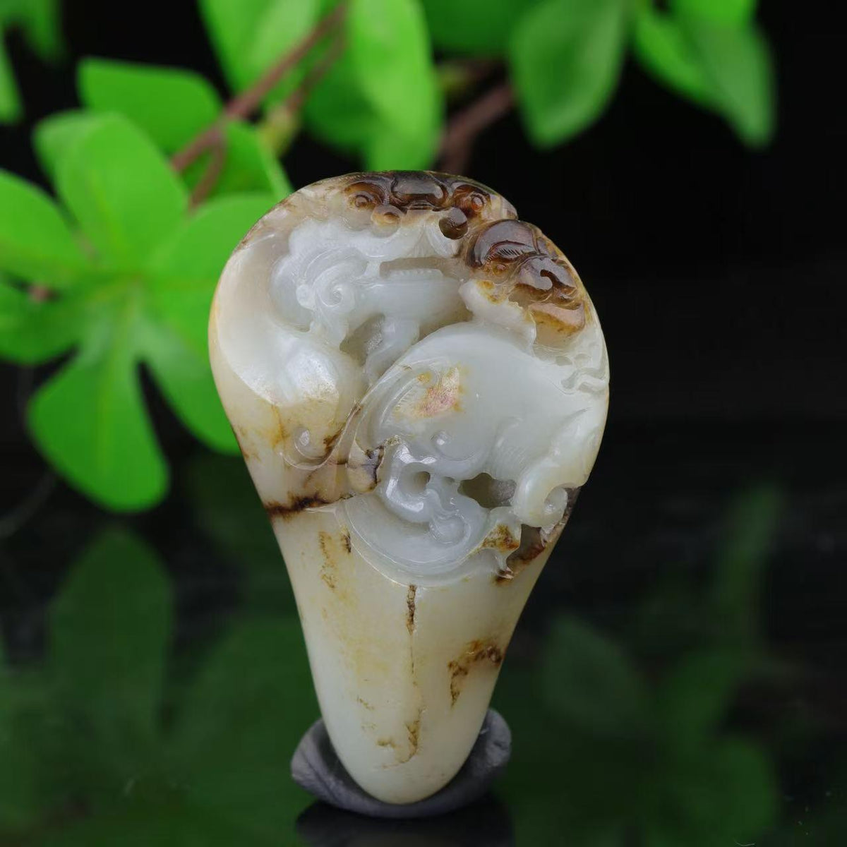 和田玉聚黑皮籽料瑞兽手把件（136.7g）