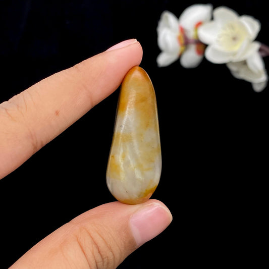 和田玉聚黄皮青花底籽料挂件（27.1g）