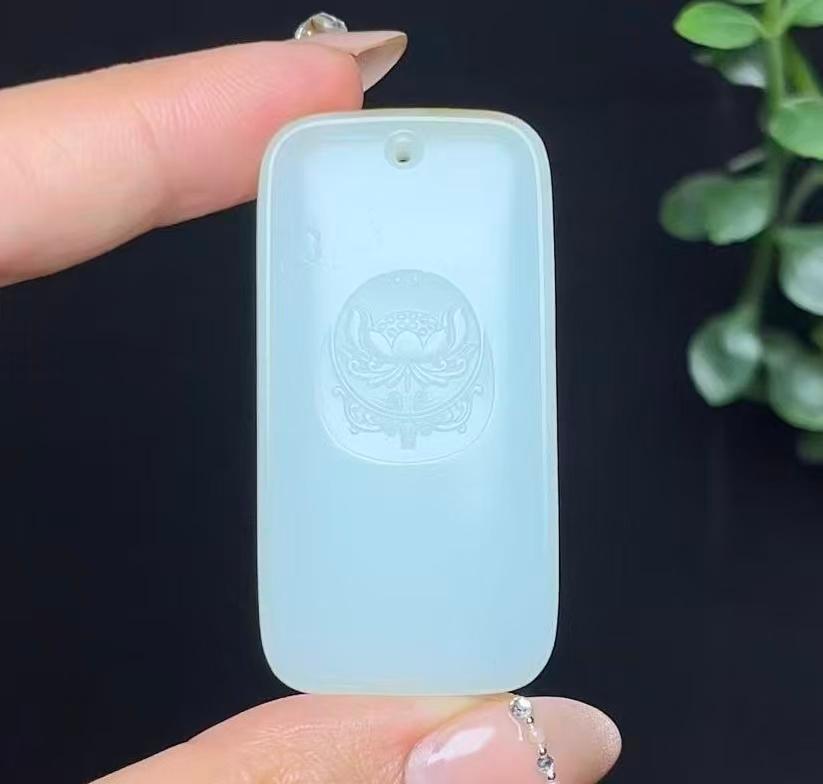 和田玉糖白羊脂玉莲花平安无事牌（33.2g）