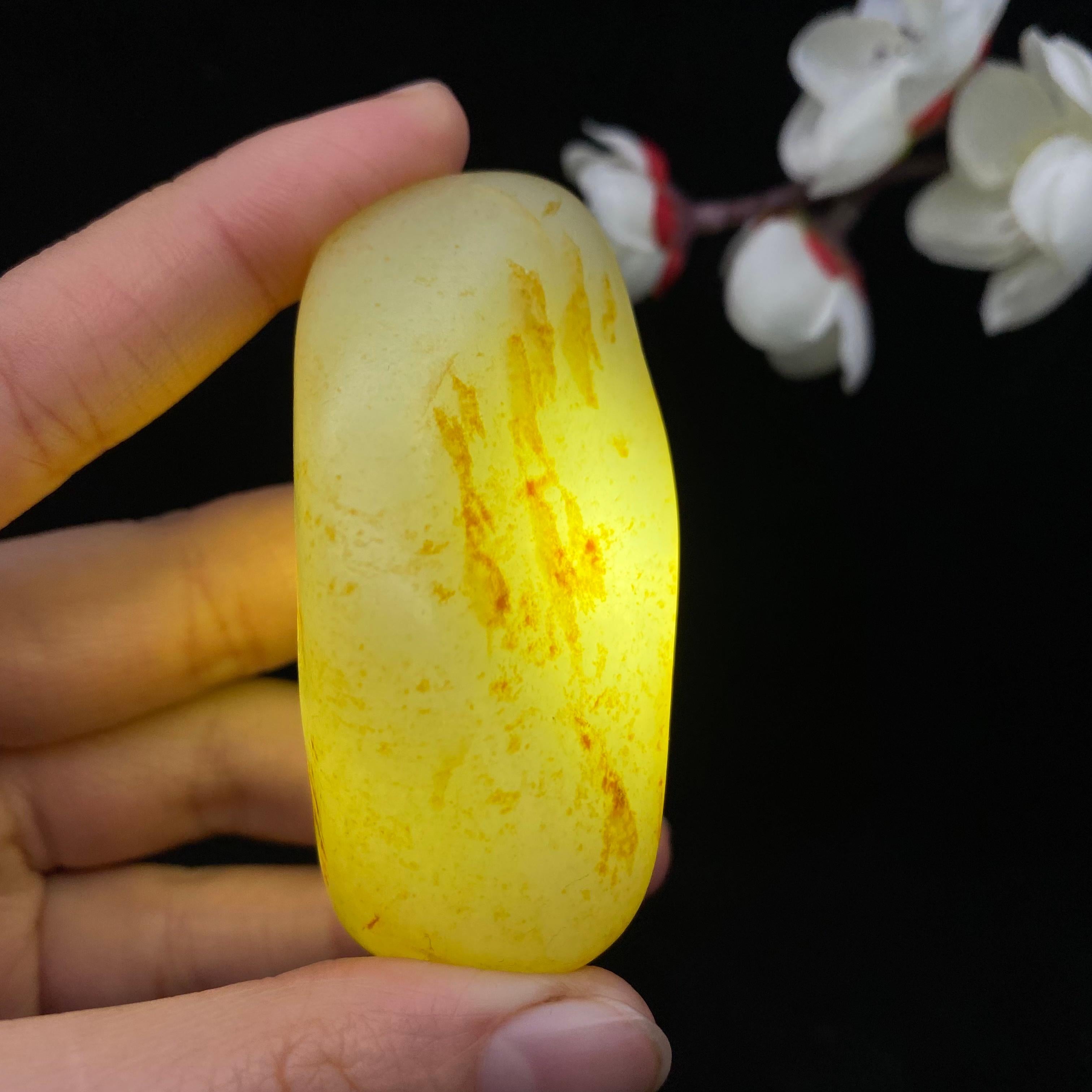 和田玉洒红皮籽料原石（72.6g）