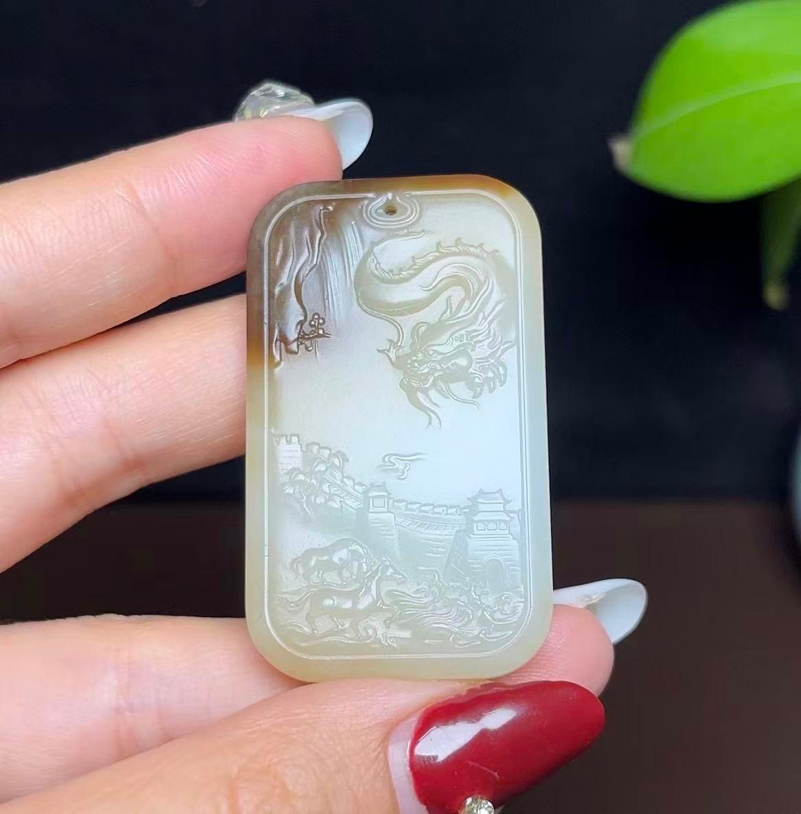 新疆和田玉且末糖白料龙牌山水（28.2g）