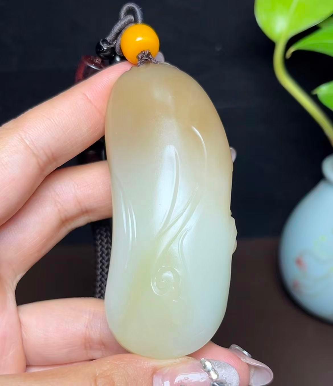 新疆和田玉且末料羊脂玉龙牌手把件（97.7g）