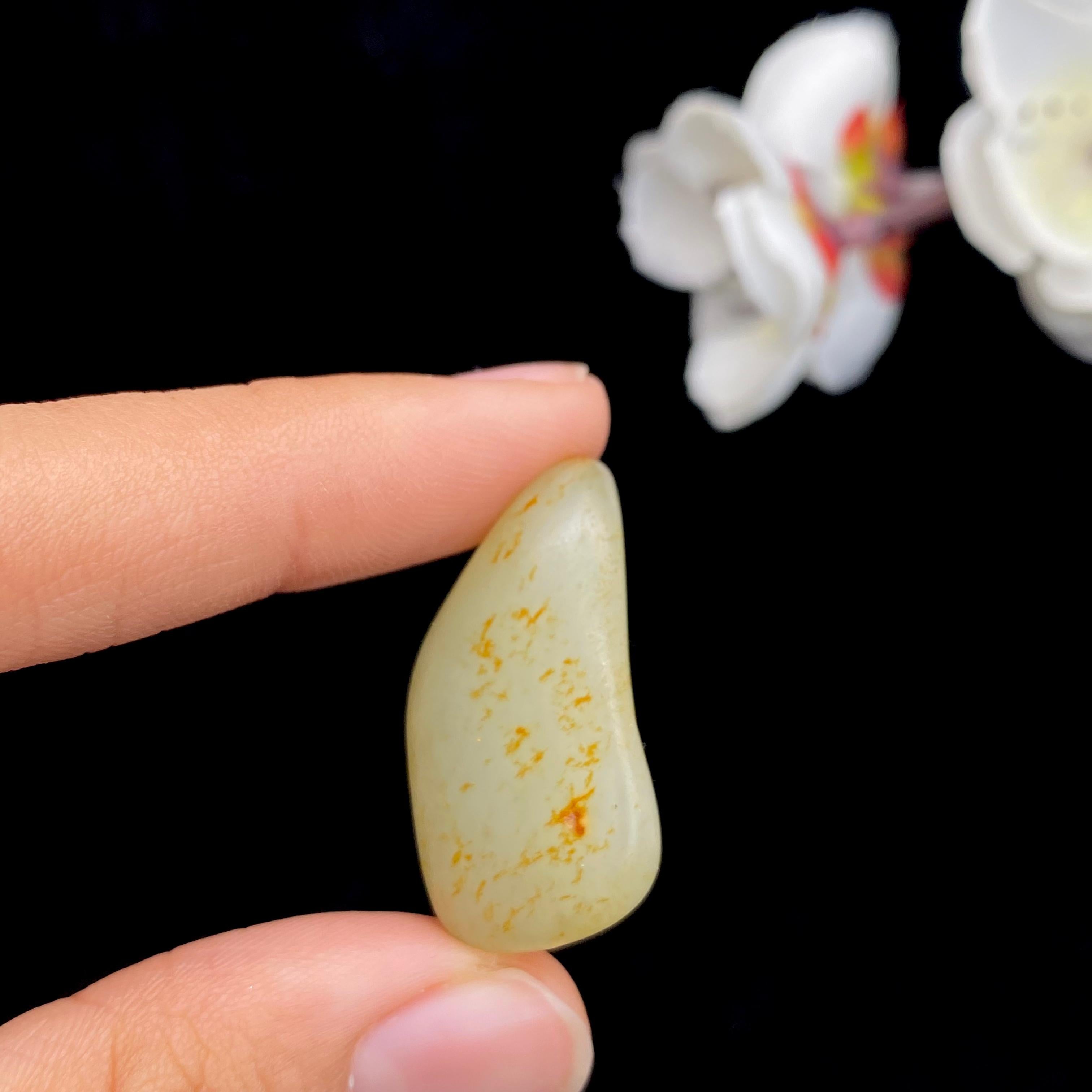 【超值推荐】和田玉洒金皮籽料原石（18.4g）
