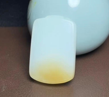 新疆和田玉且末料羊脂玉莲花平安无事牌（49.8克）
