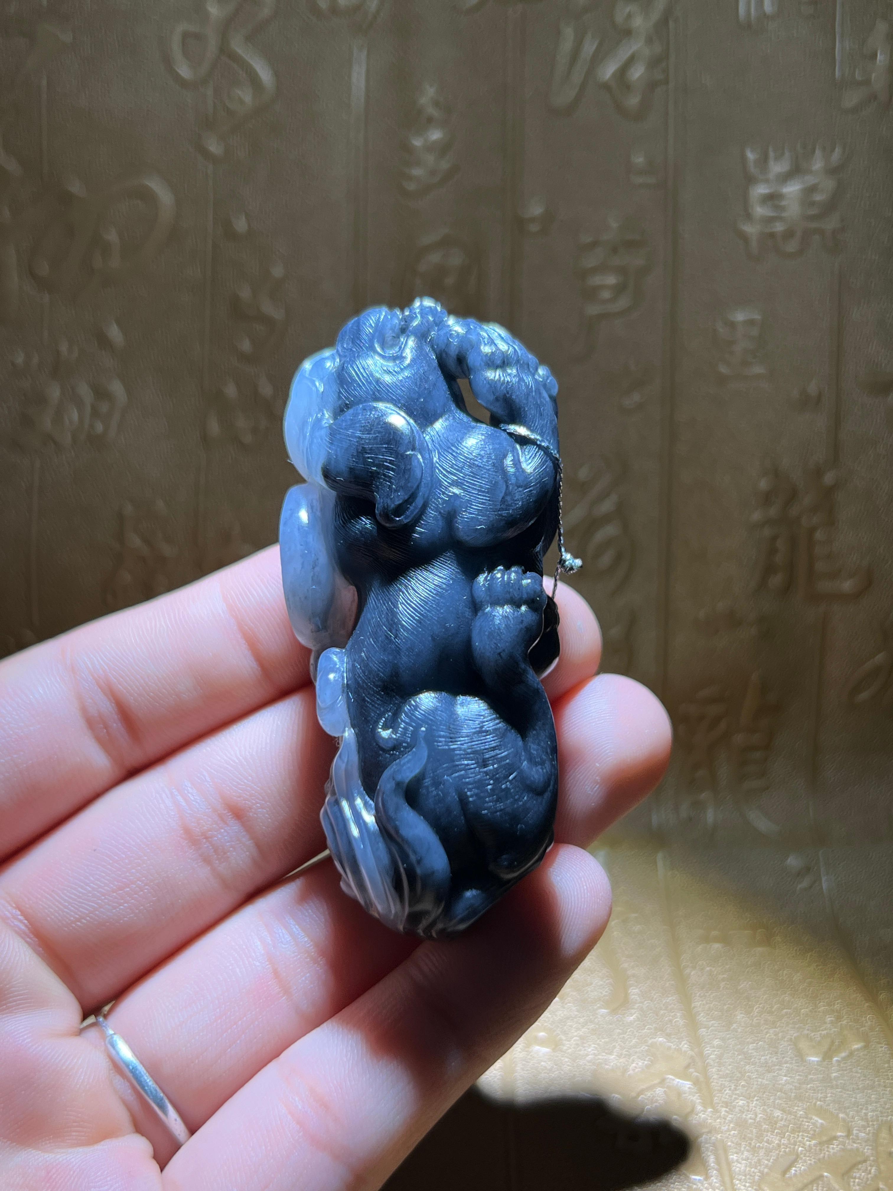 和田玉青花籽料貔貅（64.4g） – 厚德载玉
