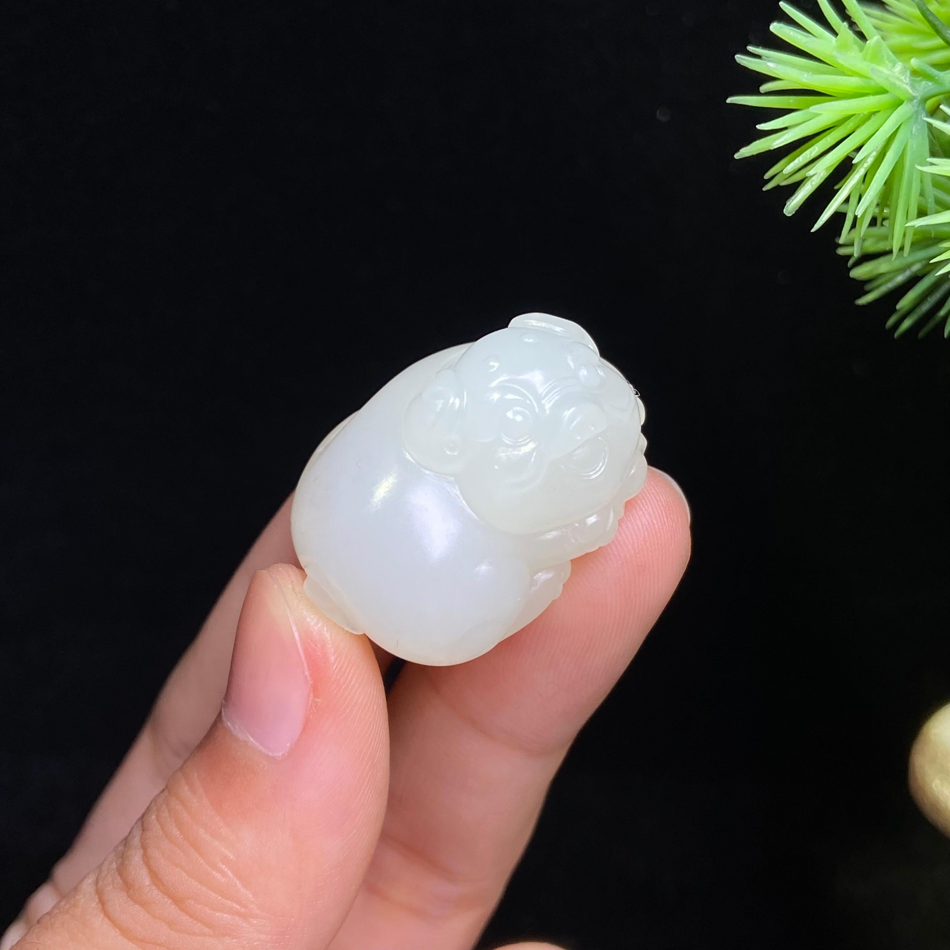和田玉籽料招财猪（13.5g）