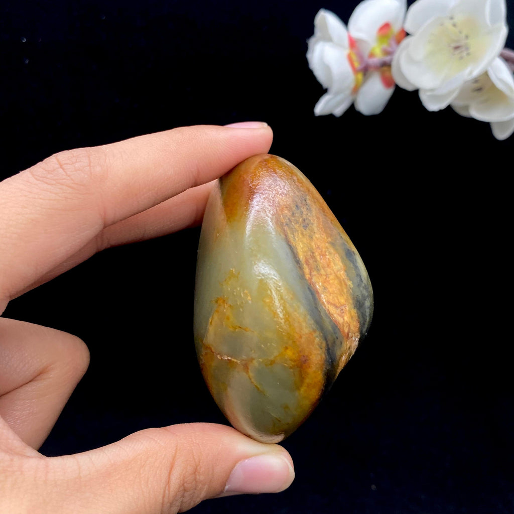 和田玉青花带黄皮籽料手把件（210.2g）