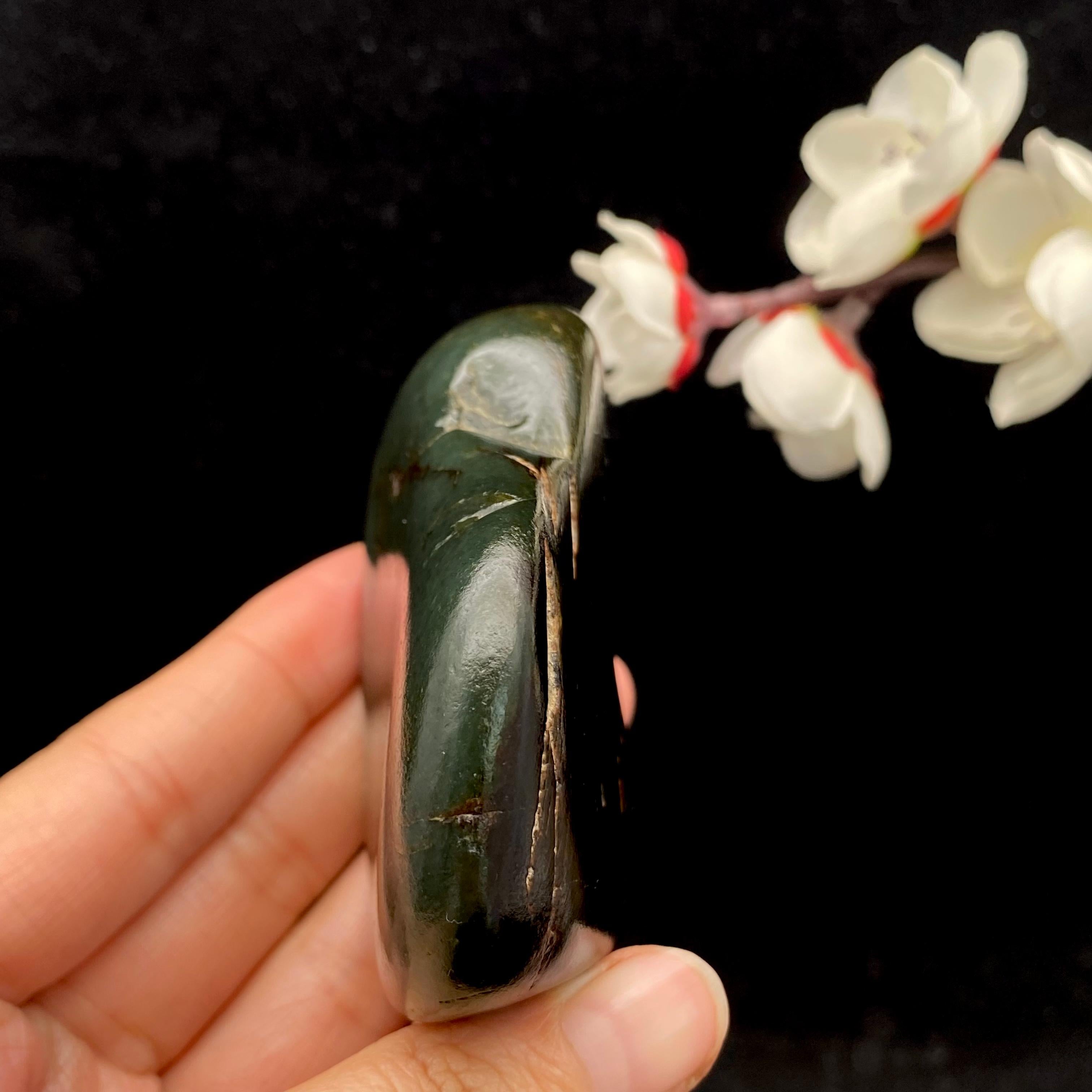 【超值推荐】和田玉青玉带聚黑皮籽料原石（173.4g）