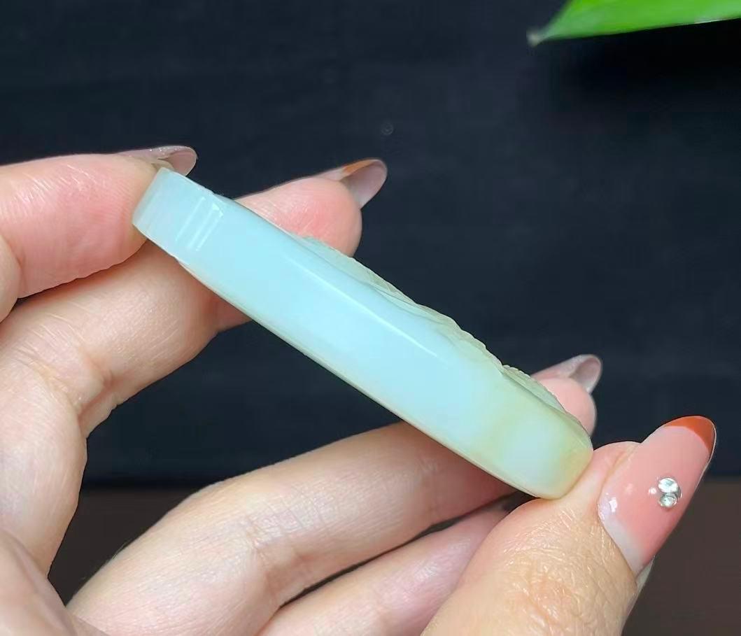 新疆和田玉且末料羊脂玉龙牌（43.8g）