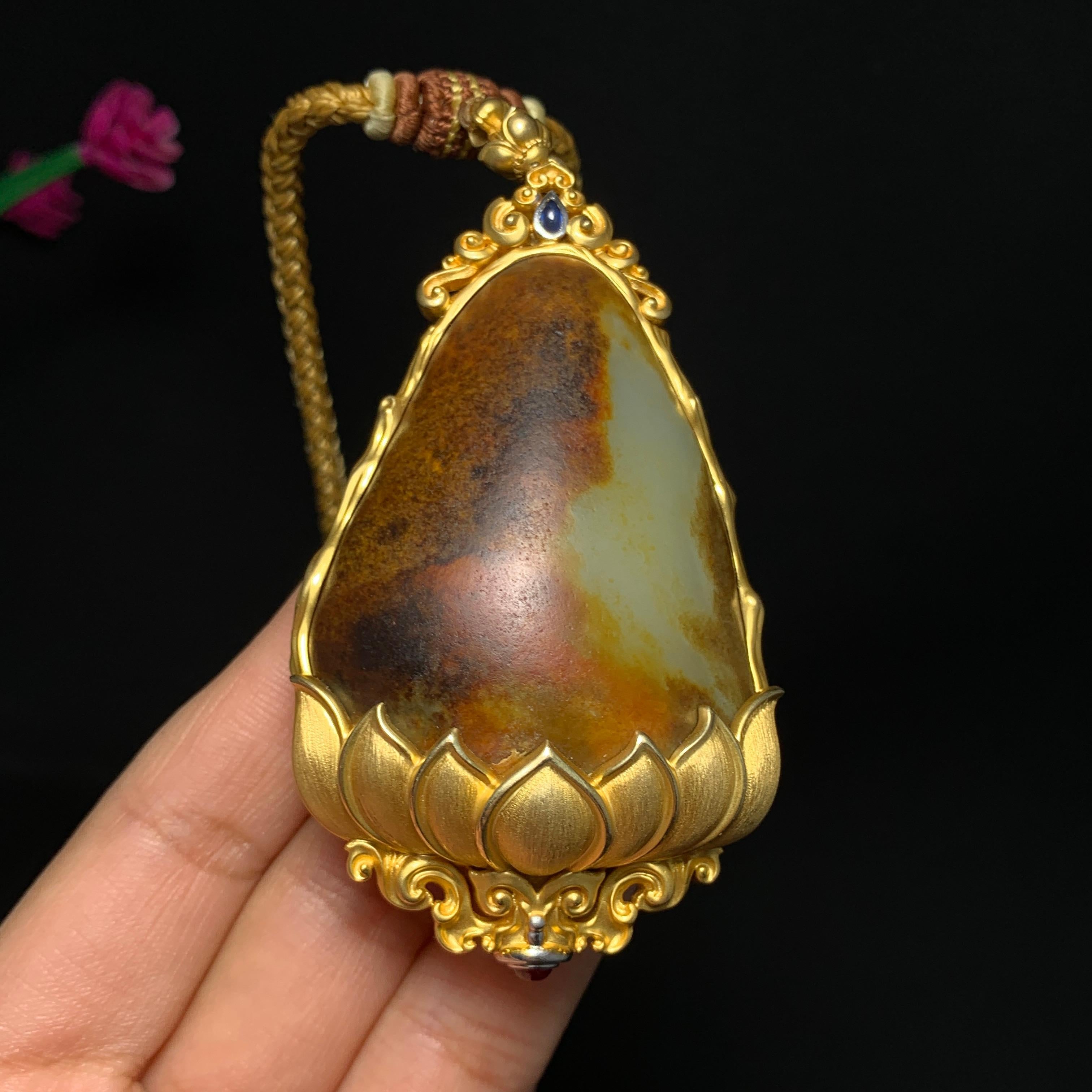 收藏传承级18 K重金镶嵌籽料挂件（98.6g）