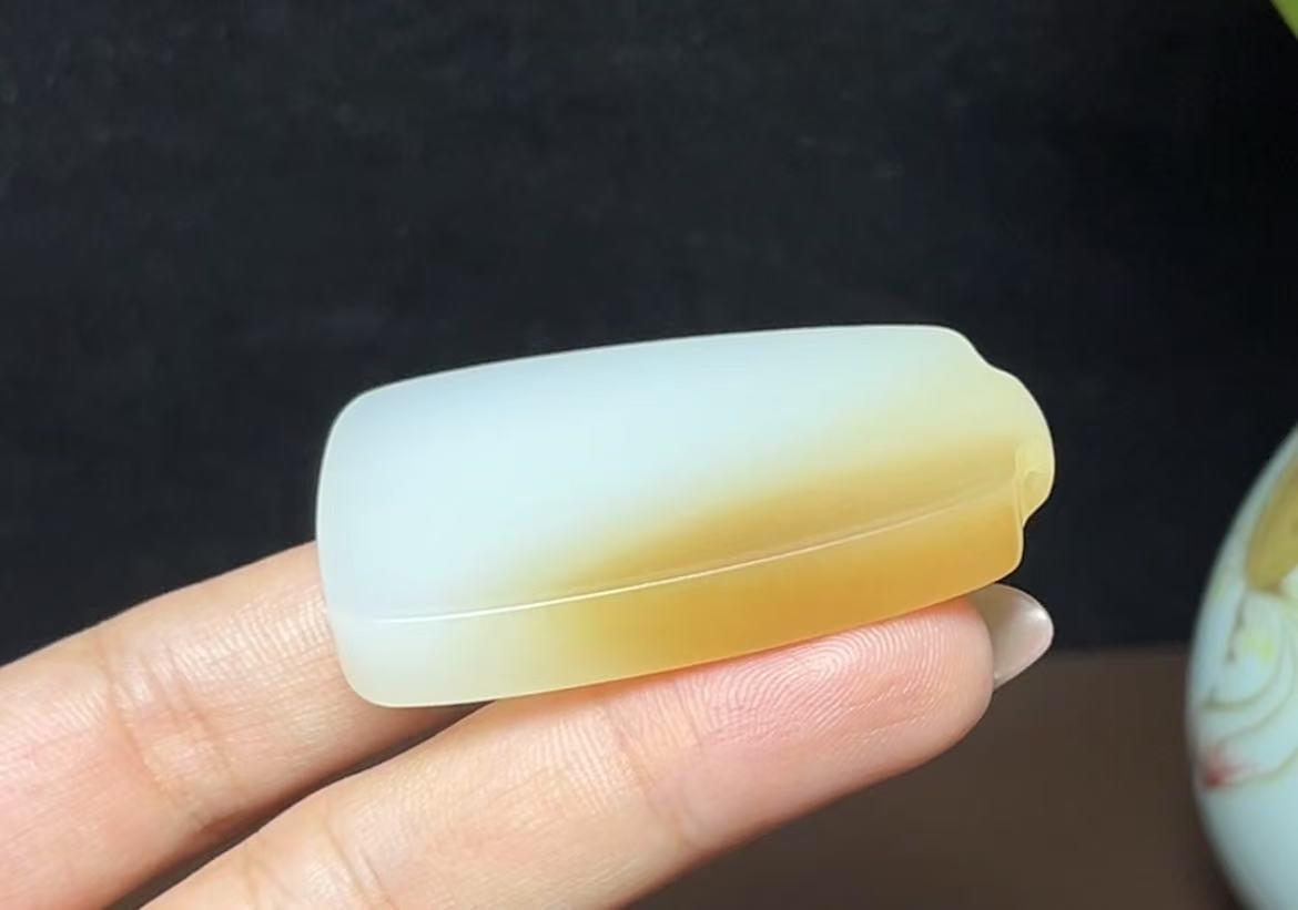 新疆和田玉且末糖羊脂玉平安无事牌（28.7g）
