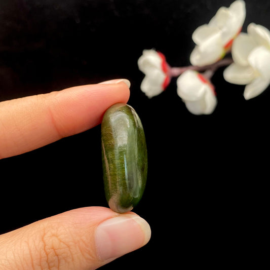 和田玉沙枣青籽料原石（13.7g）