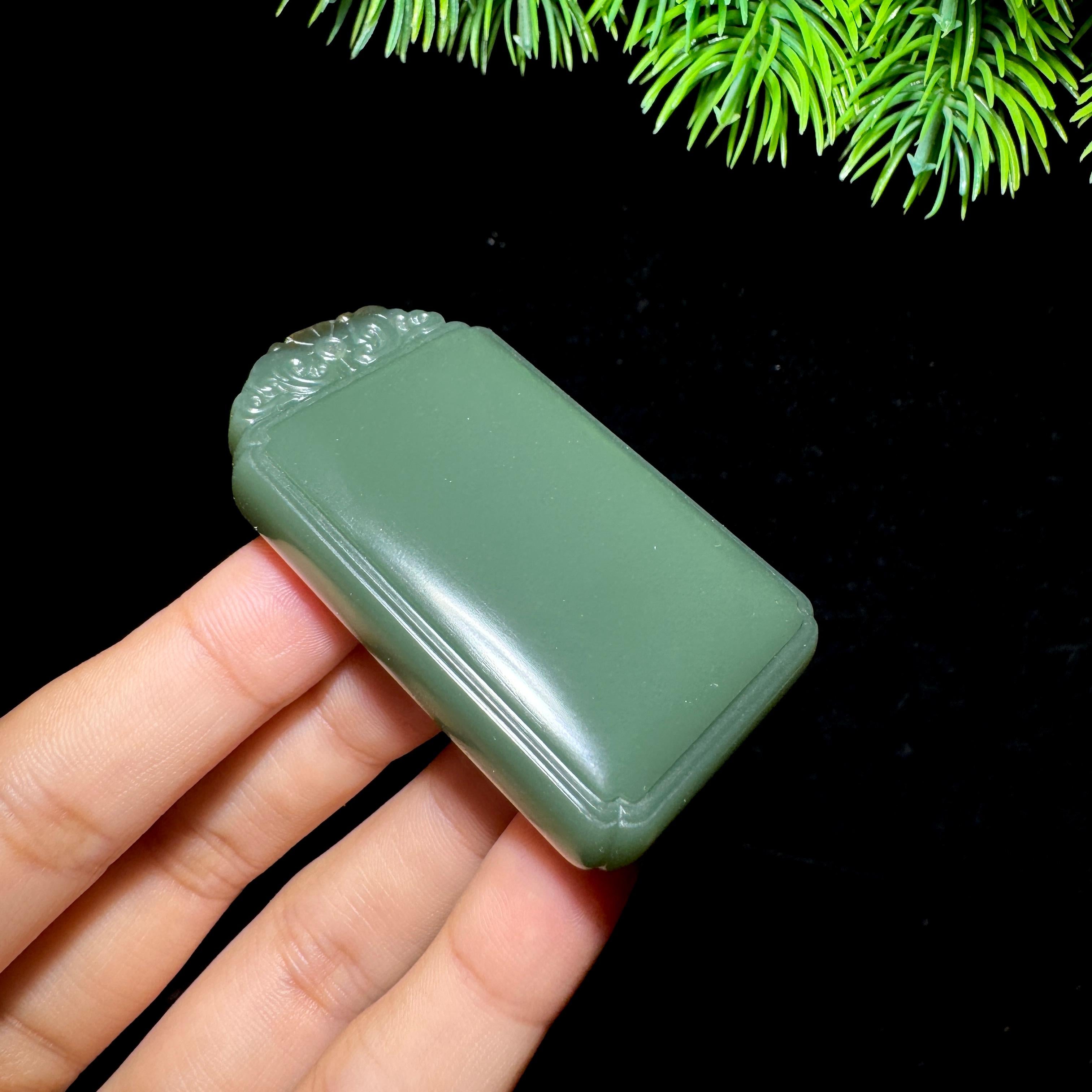和田玉籽料沙枣青无事牌（55.4g）