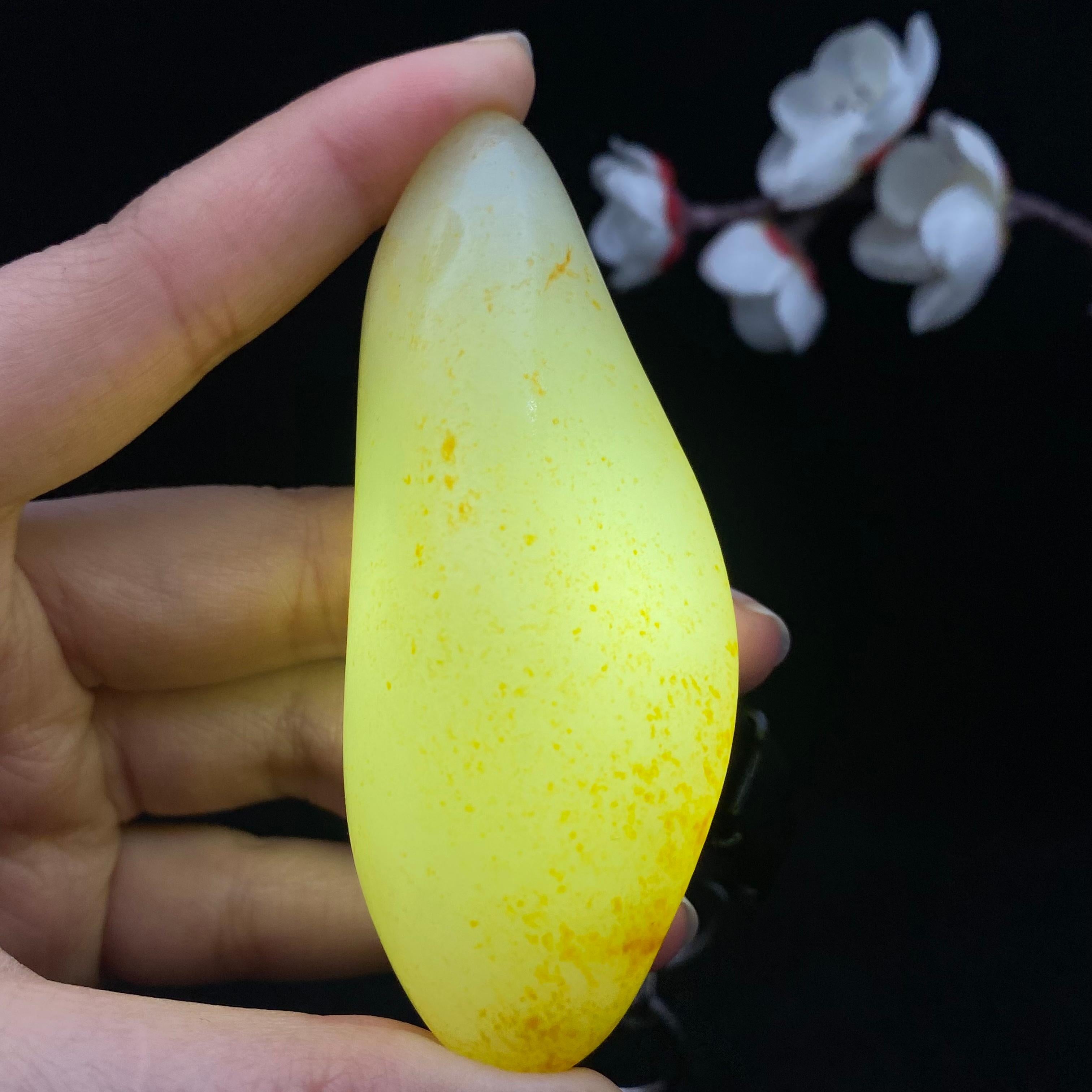 和田玉洒金皮籽料手把件（95.6g）