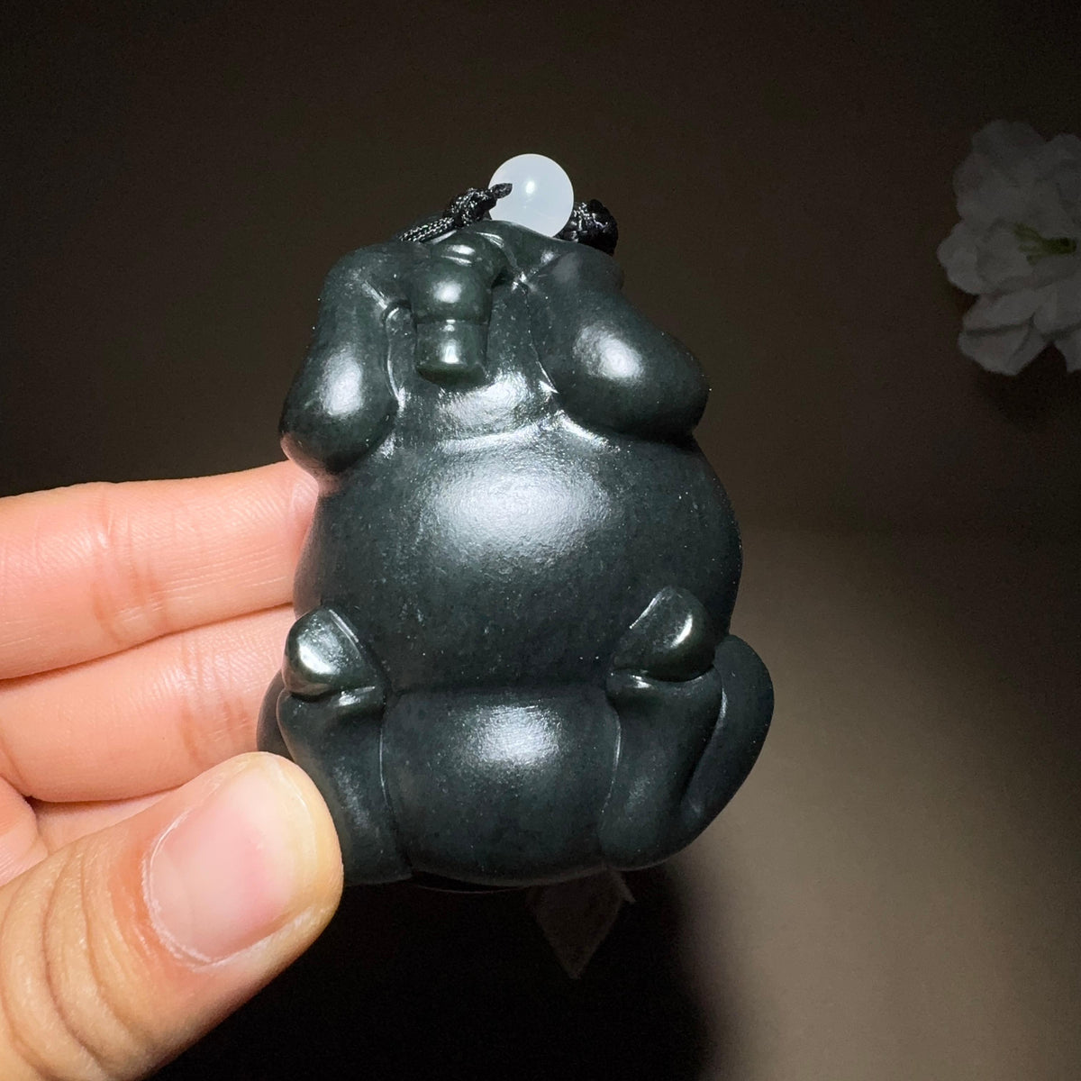 和田玉黑青手把件牛转乾坤（184.1g）